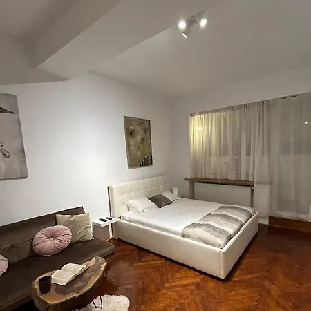 Cozy Wood Studio With Sky Bar And Free Minibar Διαμέρισμα *