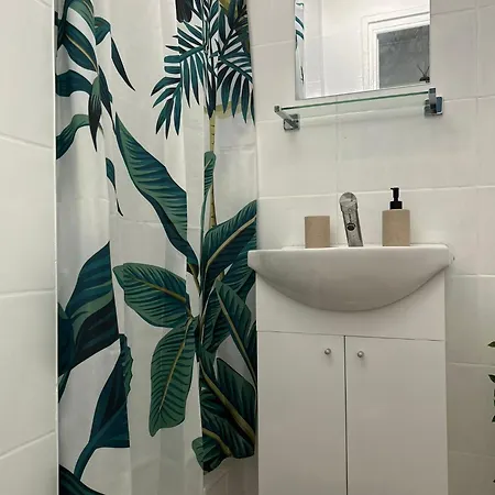 Cozy Wood Studio With Sky Bar And Free Minibar Bükreş